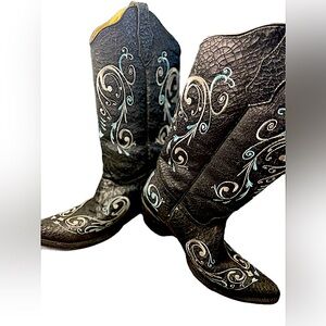 Woman’s circle G cowboy boots!